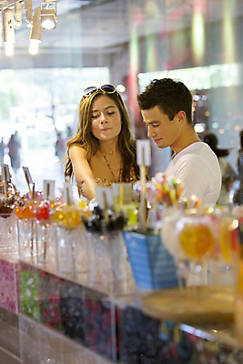 포토 JPG 서양인 외국인 백인 해외기획촬영 커플 여자 남자 행복 여유 커플라이프 여행 데이트 실내 막대사탕 사탕 2014년태국 서기 미소 사람 상반신 20대 성인 두명 앞모습 옆모습 쇼핑 선글라스 구경 즐거움 사탕가게 캔디샵 청년만 성인만 국내포토 라이프스타일 감정 안경 뷰포인트 관계 모션 디저트 표정 인종 청년 내부 상점 파일형식