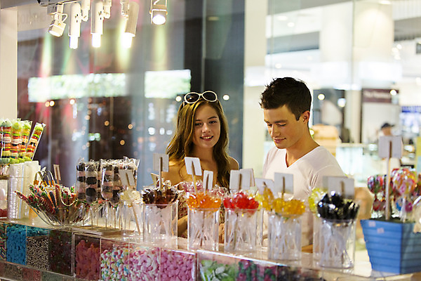 포토 JPG 서양인 외국인 백인 해외기획촬영 커플 여자 남자 행복 여유 커플라이프 데이트 실내 막대사탕 사탕 2014년태국 서기 미소 사람 상반신 20대 성인 두명 앞모습 쇼핑 선글라스 구경 즐거움 사탕가게 캔디샵 청년만 성인만 국내포토 라이프스타일 감정 안경 뷰포인트 관계 모션 디저트 표정 인종 청년 내부 상점 파일형식