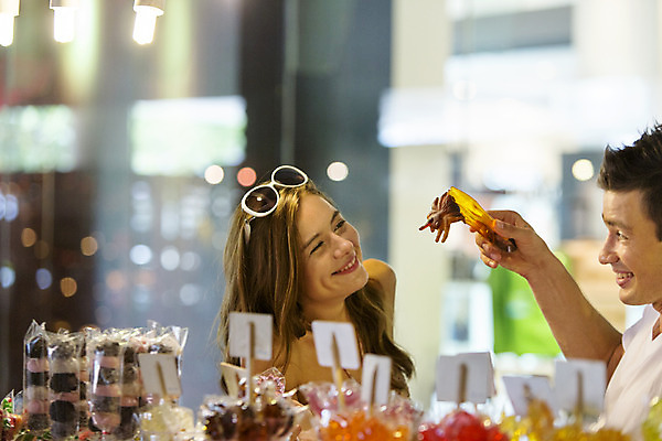 포토 JPG 서양인 외국인 백인 해외기획촬영 커플 여자 남자 행복 여유 커플라이프 여행 데이트 장난 실내 집게 사탕 2014년태국 서기 미소 들기 사람 상반신 20대 성인 두명 옆모습 쇼핑 선글라스 즐거움 젤리 사탕가게 캔디샵 청년만 성인만 국내포토 라이프스타일 감정 안경 뷰포인트 관계 모션 디저트 표정 인종 청년 내부 상점 파일형식