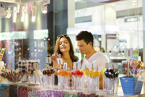 포토 JPG 서양인 외국인 백인 해외기획촬영 커플 여자 남자 행복 여유 커플라이프 여행 데이트 실내 사탕 2014년태국 서기 미소 사람 상반신 20대 성인 두명 앞모습 쇼핑 선글라스 구경 즐거움 사탕가게 캔디샵 청년만 성인만 국내포토 라이프스타일 감정 안경 뷰포인트 관계 모션 디저트 표정 인종 청년 내부 상점 파일형식