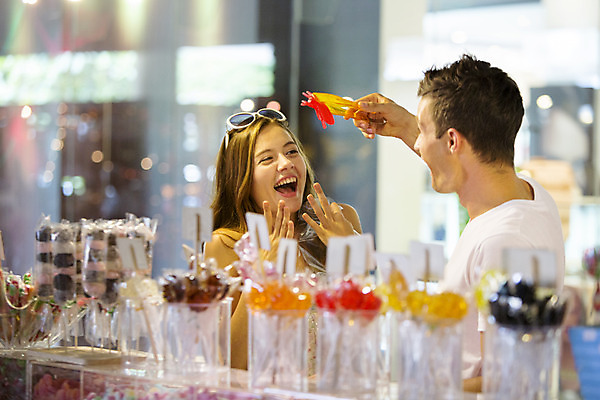 포토 JPG 서양인 외국인 백인 해외기획촬영 커플 여자 남자 행복 여유 커플라이프 여행 데이트 장난 실내 집게 사탕 2014년태국 서기 미소 들기 사람 손짓 상반신 20대 성인 두명 옆모습 쇼핑 선글라스 놀람 즐거움 젤리 사탕가게 캔디샵 청년만 성인만 국내포토 라이프스타일 감정 안경 뷰포인트 관계 모션 디저트 표정 인종 청년 내부 상점 파일형식