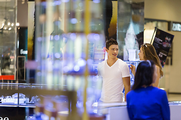 포토 JPG 서양인 외국인 백인 해외기획촬영 커플 여자 남자 행복 여유 커플라이프 여행 데이트 실내 대화 2014년태국 미소 사람 상반신 20대 성인 앞모습 옆모습 세명 쇼핑 선글라스 걷기 구경 즐거움 백화점 청년만 성인만 국내포토 라이프스타일 감정 안경 뷰포인트 관계 모션 표정 말하기 인종 청년 내부 상점 파일형식