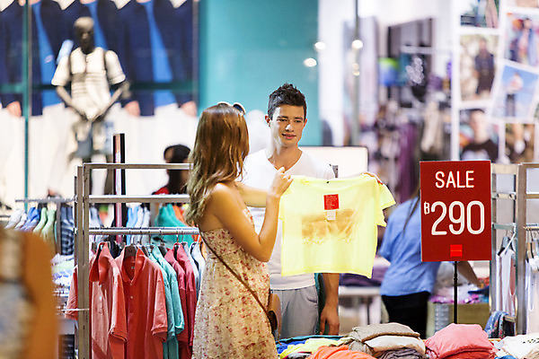 포토 JPG 서양인 외국인 백인 해외기획촬영 커플 옷 여자 남자 행복 여유 커플라이프 여행 데이트 실내 2014년태국 서기 들기 사람 상반신 20대 성인 두명 앞모습 옆모습 쇼핑 세일 즐거움 옷가게 청년만 성인만 국내포토 라이프스타일 감정 뷰포인트 관계 모션 인종 청년 내부 상점 파일형식