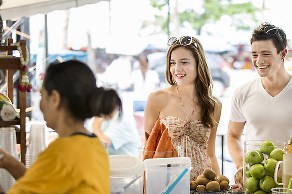 포토 JPG 주간 서양인 외국인 백인 해외기획촬영 커플 여자 남자 행복 여유 음료 커플라이프 여행 데이트 과일 2014년태국 서기 미소 사람 상반신 20대 성인 야외 앞모습 세명 선글라스 상점 주스 과일주스 즐거움 생과일 청년만 성인만 국내포토 자연요소 라이프스타일 감정 안경 뷰포인트 관계 모션 표정 인종 청년 파일형식