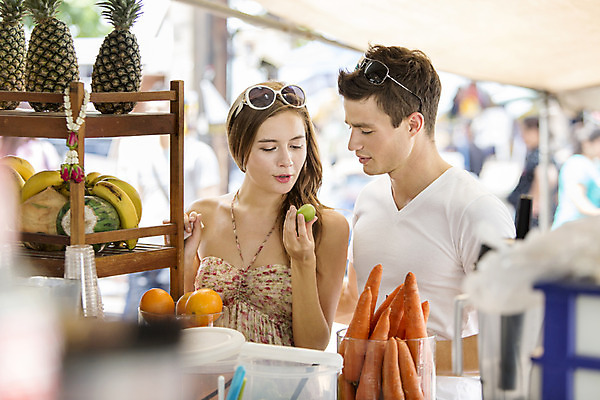 포토 JPG 주간 서양인 외국인 백인 해외기획촬영 커플 응시 여자 남자 행복 여유 커플라이프 여행 데이트 과일 2014년태국 서기 미소 들기 사람 상반신 20대 성인 야외 두명 앞모습 선글라스 상점 즐거움 생과일 청년만 성인만 국내포토 자연요소 라이프스타일 시선 감정 안경 뷰포인트 관계 모션 표정 인종 청년 파일형식