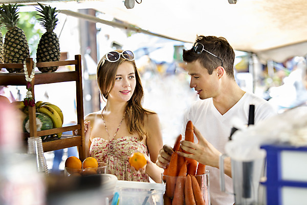 포토 JPG 주간 서양인 외국인 백인 해외기획촬영 커플 여자 남자 행복 여유 커플라이프 여행 데이트 과일 대화 2014년태국 서기 미소 들기 사람 상반신 20대 성인 야외 두명 앞모습 선글라스 상점 즐거움 생과일 청년만 성인만 국내포토 자연요소 라이프스타일 감정 안경 뷰포인트 관계 모션 표정 말하기 인종 청년 파일형식