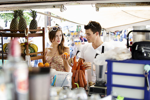 포토 JPG 주간 서양인 외국인 백인 해외기획촬영 커플 여자 남자 행복 여유 커플라이프 여행 데이트 과일 대화 2014년태국 서기 들기 사람 상반신 20대 성인 야외 두명 선글라스 상점 즐거움 생과일 청년만 성인만 국내포토 자연요소 라이프스타일 감정 안경 관계 모션 말하기 인종 청년 파일형식