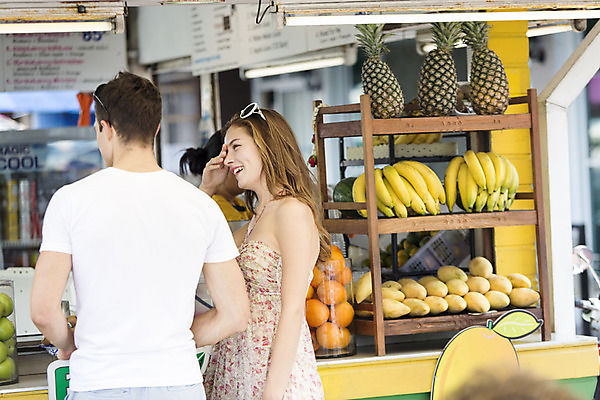 포토 JPG 주간 서양인 외국인 백인 해외기획촬영 커플 여자 남자 행복 여유 커플라이프 여행 데이트 과일 2014년태국 서기 미소 사람 상반신 20대 성인 야외 두명 옆모습 뒷모습 선글라스 상점 주스 즐거움 생과일 청년만 성인만 국내포토 자연요소 라이프스타일 감정 안경 음료 뷰포인트 관계 모션 표정 인종 청년 파일형식