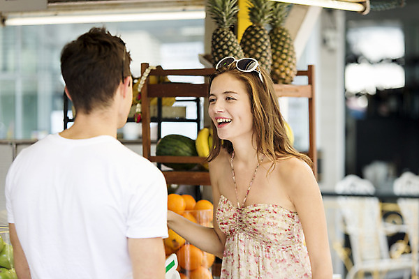 포토 JPG 주간 서양인 외국인 백인 해외기획촬영 커플 여자 남자 행복 여유 커플라이프 여행 데이트 과일 대화 2014년태국 서기 미소 사람 상반신 20대 성인 야외 두명 앞모습 뒷모습 선글라스 상점 즐거움 생과일 청년만 성인만 국내포토 자연요소 라이프스타일 감정 안경 뷰포인트 관계 모션 표정 말하기 인종 청년 파일형식