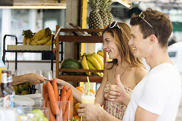 포토 JPG 주간 서양인 외국인 백인 해외기획촬영 커플 여자 남자 행복 여유 커플라이프 여행 돈 데이트 과일 2014년태국 서기 미소 사람 손짓 상반신 20대 성인 야외 두명 옆모습 선글라스 상점 최고 과일주스 즐거움 주기 생과일 청년만 성인만 국내포토 자연요소 라이프스타일 감정 안경 뷰포인트 관계 모션 표정 인종 청년 주스 재산 파일형식