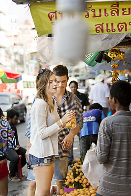 포토 JPG 주간 서양인 외국인 백인 해외기획촬영 커플 여자 남자 행복 여유 커플라이프 여행 데이트 과일 2014년태국 서기 들기 사람 여러명 상반신 20대 성인 야외 앞모습 옆모습 선글라스 시장 즐거움 청년만 성인만 국내포토 자연요소 라이프스타일 감정 안경 뷰포인트 다수 관계 모션 인종 청년 파일형식