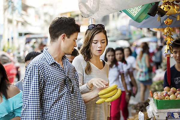 포토 JPG 주간 서양인 외국인 백인 해외기획촬영 커플 여자 남자 행복 여유 커플라이프 여행 데이트 과일 바나나 2014년태국 서기 들기 사람 상반신 20대 성인 야외 두명 옆모습 선글라스 시장 즐거움 청년만 성인만 국내포토 자연요소 라이프스타일 감정 안경 뷰포인트 관계 모션 인종 청년 파일형식