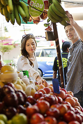포토 JPG 주간 서양인 외국인 백인 해외기획촬영 커플 여자 남자 행복 여유 커플라이프 여행 데이트 과일 2014년태국 서기 미소 사람 상반신 20대 성인 야외 두명 옆모습 선글라스 시장 선택 즐거움 청년만 성인만 국내포토 자연요소 라이프스타일 감정 안경 뷰포인트 컨셉 관계 모션 표정 인종 청년 파일형식