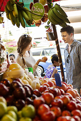 포토 JPG 주간 서양인 외국인 백인 해외기획촬영 커플 여자 남자 행복 여유 커플라이프 여행 데이트 과일 대화 2014년태국 서기 들기 사람 상반신 20대 성인 야외 두명 옆모습 선글라스 마주보기 시장 즐거움 청년만 성인만 국내포토 자연요소 라이프스타일 감정 안경 뷰포인트 관계 모션 말하기 인종 청년 파일형식