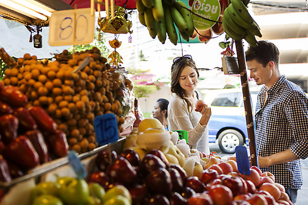 포토 JPG 주간 서양인 외국인 백인 해외기획촬영 커플 여자 남자 행복 여유 커플라이프 여행 데이트 과일 2014년태국 서기 미소 들기 사람 상반신 20대 성인 야외 두명 옆모습 선글라스 시장 즐거움 청년만 성인만 국내포토 자연요소 라이프스타일 감정 안경 뷰포인트 관계 모션 표정 인종 청년 파일형식
