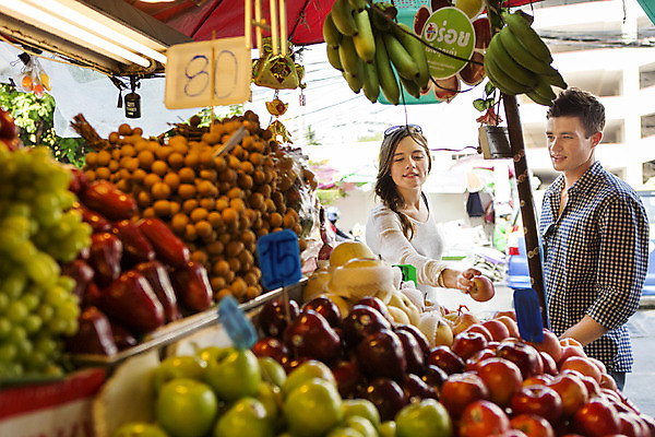 포토 JPG 주간 서양인 외국인 백인 해외기획촬영 커플 여자 남자 행복 여유 커플라이프 여행 데이트 과일 2014년태국 서기 미소 들기 사람 상반신 20대 성인 야외 두명 앞모습 선글라스 시장 즐거움 청년만 성인만 국내포토 자연요소 라이프스타일 감정 안경 뷰포인트 관계 모션 표정 인종 청년 파일형식