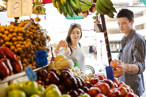 포토 JPG 주간 서양인 외국인 백인 해외기획촬영 커플 여자 남자 행복 여유 커플라이프 여행 데이트 과일 2014년태국 서기 미소 들기 사람 상반신 20대 성인 야외 두명 앞모습 선글라스 시장 선택 즐거움 청년만 성인만 국내포토 자연요소 라이프스타일 감정 안경 뷰포인트 컨셉 관계 모션 표정 인종 청년 파일형식