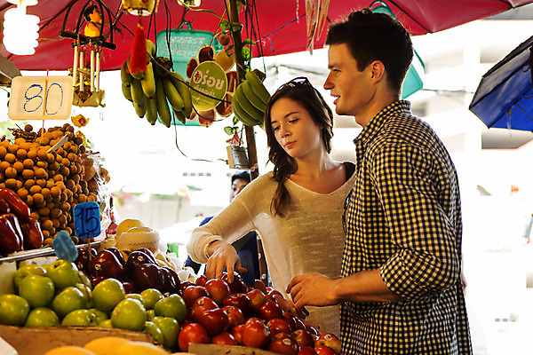 포토 JPG 주간 서양인 외국인 백인 해외기획촬영 커플 여자 남자 행복 여유 커플라이프 여행 데이트 2014년태국 서기 미소 사람 상반신 20대 성인 야외 두명 앞모습 옆모습 선글라스 시장 선택 즐거움 청년만 성인만 국내포토 자연요소 라이프스타일 감정 안경 뷰포인트 컨셉 관계 모션 표정 인종 청년 파일형식