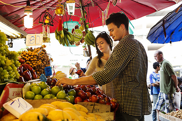 포토 JPG 주간 서양인 외국인 백인 해외기획촬영 커플 여자 남자 행복 여유 커플라이프 여행 데이트 과일 2014년태국 서기 들기 사람 상반신 20대 성인 야외 두명 옆모습 선글라스 시장 선택 즐거움 청년만 성인만 국내포토 자연요소 라이프스타일 감정 안경 뷰포인트 컨셉 관계 모션 인종 청년 파일형식