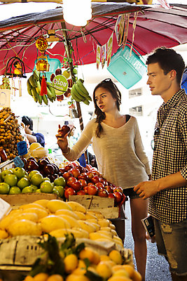 포토 JPG 주간 서양인 외국인 백인 해외기획촬영 커플 여자 남자 행복 여유 커플라이프 여행 데이트 과일 2014년태국 서기 들기 사람 상반신 20대 성인 야외 두명 앞모습 선글라스 시장 선택 즐거움 청년만 성인만 국내포토 자연요소 라이프스타일 감정 안경 뷰포인트 컨셉 관계 모션 인종 청년 파일형식