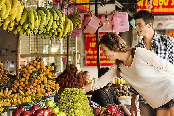포토 JPG 주간 서양인 외국인 백인 해외기획촬영 커플 여자 남자 행복 여유 커플라이프 여행 데이트 과일 2014년태국 서기 미소 사람 상반신 20대 성인 야외 두명 옆모습 선글라스 만지기 시장 선택 즐거움 청년만 성인만 국내포토 자연요소 라이프스타일 감정 안경 뷰포인트 컨셉 관계 모션 표정 인종 청년 파일형식