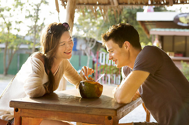 포토 JPG 주간 서양인 외국인 백인 해외기획촬영 라이프스타일 커플 여자 남자 행복 여유 커플라이프 여행 탁자 휴식 함께함 2014년태국 미소 사람 앉기 상반신 20대 성인 야외 두명 옆모습 아웃포커스 선글라스 즐거움 코코넛 코코넛주스 청년만 성인만 국내포토 자연요소 감정 안경 뷰포인트 가구 컨셉 과일 관계 모션 촬영기법 표정 인종 청년 생활 주스 파일형식