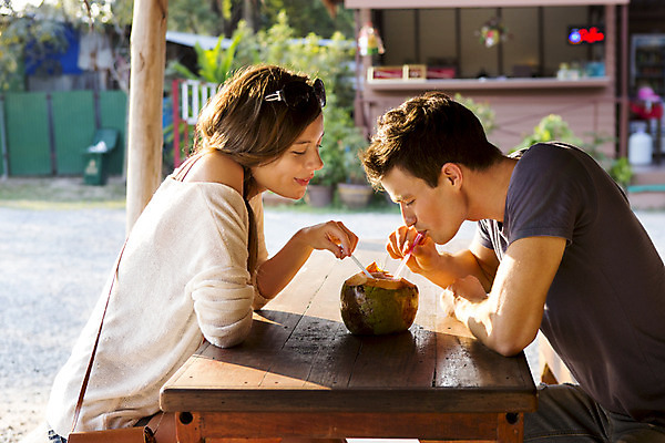 포토 JPG 주간 서양인 외국인 백인 해외기획촬영 라이프스타일 커플 여자 남자 행복 여유 커플라이프 여행 탁자 휴식 함께함 2014년태국 미소 사람 앉기 상반신 20대 성인 야외 두명 옆모습 아웃포커스 선글라스 마시기 즐거움 코코넛 코코넛주스 청년만 성인만 국내포토 자연요소 감정 안경 뷰포인트 가구 컨셉 과일 관계 모션 촬영기법 표정 인종 청년 생활 주스 파일형식