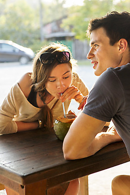 포토 JPG 주간 서양인 외국인 백인 해외기획촬영 라이프스타일 커플 여자 남자 행복 여유 커플라이프 여행 탁자 휴식 함께함 2014년태국 미소 사람 앉기 상반신 20대 성인 야외 두명 앞모습 아웃포커스 선글라스 마시기 즐거움 코코넛 코코넛주스 청년만 성인만 국내포토 자연요소 감정 안경 뷰포인트 가구 컨셉 과일 관계 모션 촬영기법 표정 인종 청년 생활 주스 파일형식