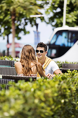 포토 JPG 주간 서양인 외국인 백인 해외기획촬영 라이프스타일 커플 여자 남자 행복 여유 커플라이프 여행 의자 데이트 휴식 함께함 대화 2014년태국 미소 사람 앉기 상반신 20대 성인 야외 두명 앞모습 아웃포커스 선글라스 식당 즐거움 청년만 성인만 국내포토 자연요소 감정 안경 뷰포인트 가구 컨셉 관계 모션 촬영기법 표정 말하기 인종 청년 생활 상점 파일형식