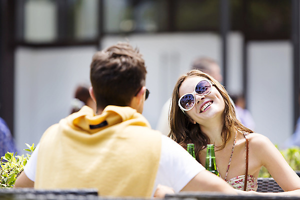 포토 JPG 주간 서양인 외국인 백인 해외기획촬영 라이프스타일 커플 여자 남자 행복 여유 커플라이프 여행 데이트 휴식 함께함 대화 2014년태국 미소 사람 앉기 상반신 20대 성인 야외 두명 앞모습 뒷모습 아웃포커스 선글라스 식당 즐거움 음료수병 청년만 성인만 국내포토 자연요소 감정 안경 뷰포인트 컨셉 관계 모션 촬영기법 표정 말하기 인종 청년 생활 상점 병_담는 파일형식