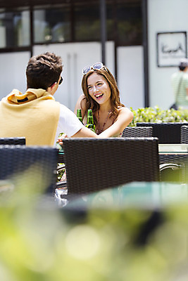 포토 JPG 주간 서양인 외국인 백인 해외기획촬영 라이프스타일 커플 여자 남자 행복 여유 커플라이프 여행 의자 데이트 탁자 휴식 함께함 대화 2014년태국 미소 사람 앉기 상반신 20대 성인 야외 두명 앞모습 뒷모습 아웃포커스 선글라스 식당 즐거움 음료수병 청년만 성인만 국내포토 자연요소 감정 안경 뷰포인트 가구 컨셉 관계 모션 촬영기법 표정 말하기 인종 청년 생활 상점 병_담는 파일형식