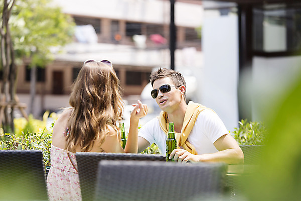 포토 JPG 주간 서양인 외국인 백인 해외기획촬영 라이프스타일 커플 여자 남자 행복 여유 커플라이프 여행 의자 데이트 탁자 휴식 함께함 2014년태국 미소 들기 사람 앉기 상반신 20대 성인 야외 두명 뒷모습 아웃포커스 선글라스 식당 즐거움 음료수병 청년만 성인만 국내포토 자연요소 감정 안경 뷰포인트 가구 컨셉 관계 모션 촬영기법 표정 인종 청년 생활 상점 병_담는 파일형식