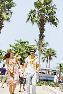 포토 JPG 주간 서양인 외국인 나무 백인 해외기획촬영 라이프스타일 커플 여자 남자 행복 여유 커플라이프 여행 데이트 휴식 함께함 2014년태국 미소 사람 여러명 상반신 20대 성인 야외 앞모습 선글라스 걷기 다정 즐거움 청년만 성인만 국내포토 자연요소 식물 감정 안경 뷰포인트 다수 컨셉 관계 모션 표정 인종 청년 생활 파일형식