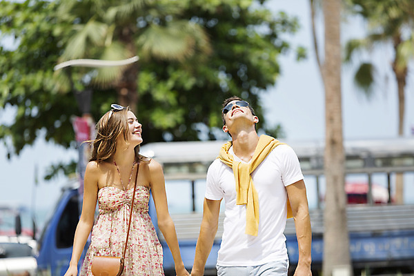 포토 JPG 주간 서양인 외국인 백인 해외기획촬영 라이프스타일 커플 여자 남자 행복 여유 커플라이프 여행 데이트 휴식 함께함 2014년태국 미소 사람 상반신 20대 성인 야외 두명 앞모습 아웃포커스 선글라스 걷기 손잡기 다정 올려보기 즐거움 청년만 성인만 국내포토 자연요소 감정 안경 뷰포인트 컨셉 관계 모션 촬영기법 표정 인종 청년 생활 파일형식