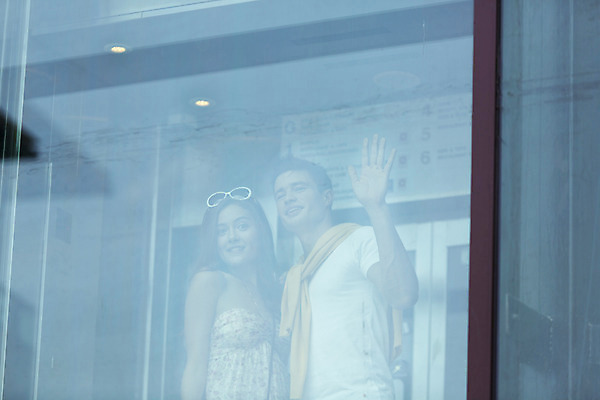 포토 JPG 서양인 외국인 백인 해외기획촬영 라이프스타일 커플 여자 남자 행복 여유 커플라이프 여행 데이트 휴식 함께함 실내 2014년태국 서기 사람 손짓 상반신 20대 성인 두명 앞모습 승차 엘리베이터 즐거움 오르기 청년만 성인만 국내포토 감정 뷰포인트 컨셉 관계 모션 인종 청년 내부 생활 파일형식