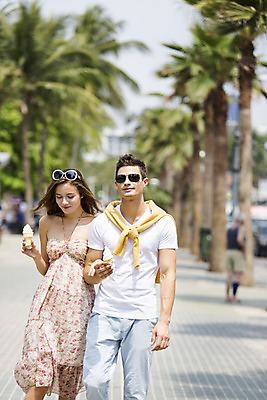 포토 JPG 주간 서양인 외국인 백인 해외기획촬영 라이프스타일 커플 여자 남자 행복 여유 커플라이프 여행 데이트 휴식 아이스크림 함께함 2014년태국 미소 들기 사람 상반신 20대 성인 야외 두명 앞모습 아웃포커스 선글라스 야자수 걷기 팔짱 즐거움 청년만 성인만 국내포토 자연요소 나무 감정 안경 뷰포인트 컨셉 관계 모션 디저트 촬영기법 표정 인종 청년 생활 파일형식
