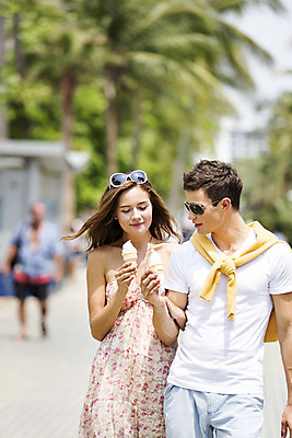 포토 JPG 주간 서양인 외국인 백인 해외기획촬영 라이프스타일 커플 여자 남자 행복 여유 커플라이프 여행 휴식 아이스크림 함께함 2014년태국 미소 들기 사람 상반신 20대 성인 야외 두명 앞모습 아웃포커스 선글라스 걷기 팔짱 산책 즐거움 청년만 성인만 국내포토 자연요소 감정 안경 뷰포인트 컨셉 관계 모션 디저트 촬영기법 표정 인종 청년 생활 파일형식
