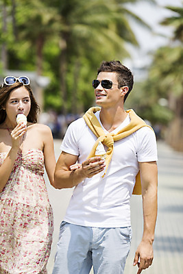 포토 JPG 주간 서양인 외국인 백인 해외기획촬영 라이프스타일 커플 여자 남자 행복 여유 커플라이프 여행 데이트 휴식 아이스크림 함께함 2014년태국 미소 들기 사람 상반신 20대 성인 야외 두명 앞모습 아웃포커스 선글라스 걷기 팔짱 산책 먹기 즐거움 청년만 성인만 국내포토 자연요소 감정 안경 뷰포인트 컨셉 관계 모션 디저트 촬영기법 표정 인종 청년 생활 파일형식