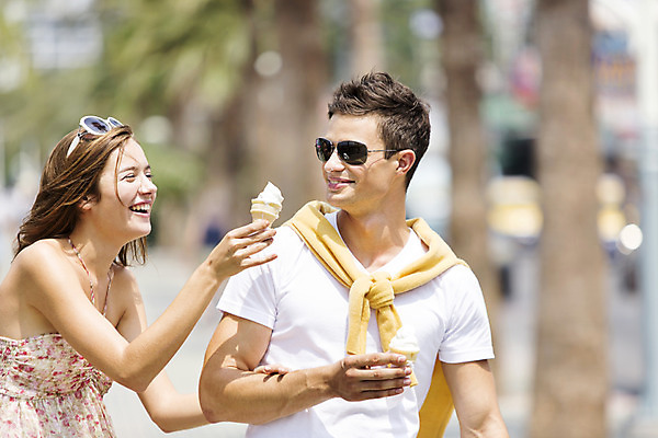 포토 JPG 주간 서양인 외국인 백인 해외기획촬영 라이프스타일 커플 여자 남자 행복 여유 커플라이프 여행 데이트 장난 휴식 아이스크림 함께함 2014년태국 미소 들기 사람 상반신 20대 성인 야외 두명 앞모습 옆모습 아웃포커스 선글라스 걷기 팔짱 산책 즐거움 청년만 성인만 국내포토 자연요소 감정 안경 뷰포인트 컨셉 관계 모션 디저트 촬영기법 표정 인종 청년 생활 파일형식