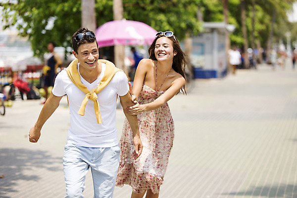 포토 JPG 주간 서양인 외국인 백인 해외기획촬영 라이프스타일 커플 여자 남자 행복 여유 커플라이프 여행 데이트 장난 휴식 함께함 2014년태국 미소 사람 상반신 20대 성인 야외 두명 앞모습 아웃포커스 선글라스 달리기 잡기 즐거움 청년만 성인만 국내포토 자연요소 감정 안경 뷰포인트 컨셉 관계 모션 촬영기법 표정 인종 청년 생활 파일형식