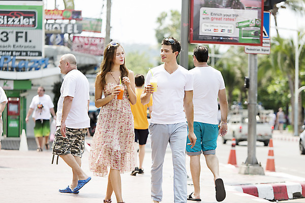 포토 JPG 주간 서양인 외국인 백인 해외기획촬영 라이프스타일 커플 여자 남자 행복 길 여유 음료 커플라이프 여행 데이트 휴식 함께함 2014년태국 들기 사람 여러명 상반신 20대 성인 야외 앞모습 선글라스 걷기 주스 즐거움 청년만 성인만 국내포토 자연요소 감정 안경 뷰포인트 다수 컨셉 관계 모션 인종 청년 생활 파일형식