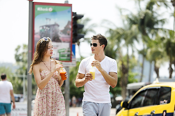 포토 JPG 주간 서양인 외국인 백인 해외기획촬영 라이프스타일 커플 여자 남자 행복 길 여유 음료 커플라이프 여행 데이트 휴식 함께함 대화 2014년태국 들기 사람 상반신 20대 성인 야외 두명 앞모습 아웃포커스 선글라스 걷기 주스 즐거움 청년만 성인만 국내포토 자연요소 감정 안경 뷰포인트 컨셉 관계 모션 촬영기법 말하기 인종 청년 생활 파일형식