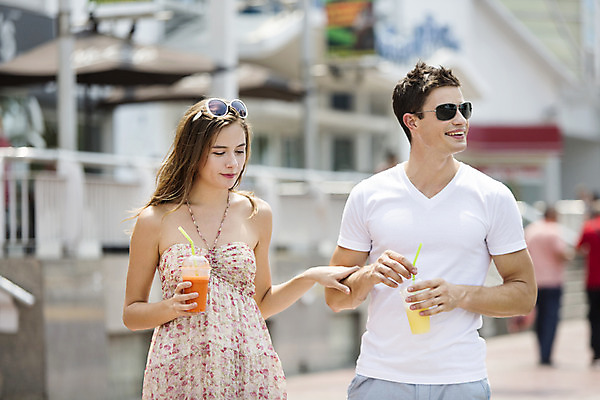 포토 JPG 주간 서양인 외국인 백인 해외기획촬영 라이프스타일 커플 여자 남자 행복 길 여유 음료 커플라이프 여행 데이트 휴식 함께함 2014년태국 미소 들기 사람 상반신 20대 성인 야외 두명 앞모습 아웃포커스 선글라스 걷기 주스 즐거움 청년만 성인만 국내포토 자연요소 감정 안경 뷰포인트 컨셉 관계 모션 촬영기법 표정 인종 청년 생활 파일형식