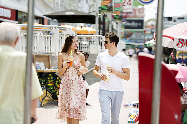 포토 JPG 주간 서양인 외국인 백인 해외기획촬영 라이프스타일 커플 여자 남자 행복 길 여유 음료 커플라이프 여행 데이트 휴식 함께함 대화 2014년태국 미소 들기 사람 여러명 상반신 20대 성인 야외 앞모습 선글라스 걷기 주스 즐거움 청년만 성인만 국내포토 자연요소 감정 안경 뷰포인트 다수 컨셉 관계 모션 표정 말하기 인종 청년 생활 파일형식