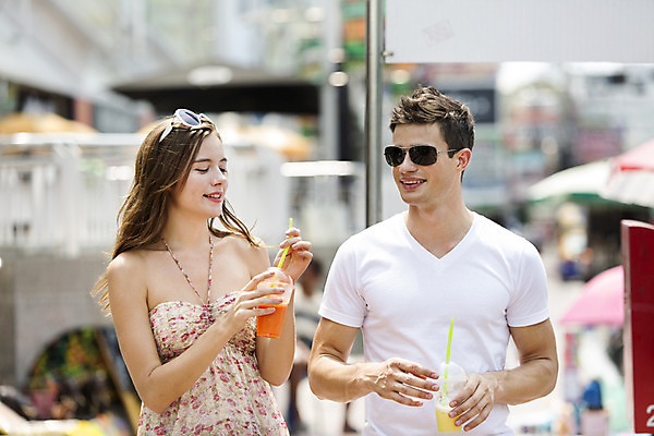 포토 JPG 주간 서양인 외국인 백인 해외기획촬영 라이프스타일 커플 여자 남자 행복 길 여유 음료 커플라이프 여행 데이트 휴식 함께함 2014년태국 미소 들기 사람 상반신 20대 성인 야외 두명 앞모습 아웃포커스 선글라스 걷기 주스 즐거움 청년만 성인만 국내포토 자연요소 감정 안경 뷰포인트 컨셉 관계 모션 촬영기법 표정 인종 청년 생활 파일형식