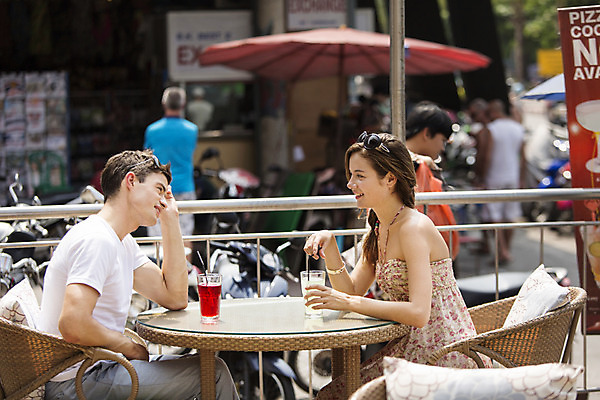 포토 JPG 주간 서양인 외국인 백인 해외기획촬영 라이프스타일 커플 여자 남자 행복 여유 음료 커플라이프 여행 의자 데이트 탁자 휴식 함께함 대화 2014년태국 미소 사람 앉기 여러명 상반신 20대 성인 야외 옆모습 선글라스 주스 즐거움 청년만 성인만 국내포토 자연요소 감정 안경 뷰포인트 가구 다수 컨셉 관계 모션 표정 말하기 인종 청년 생활 파일형식
