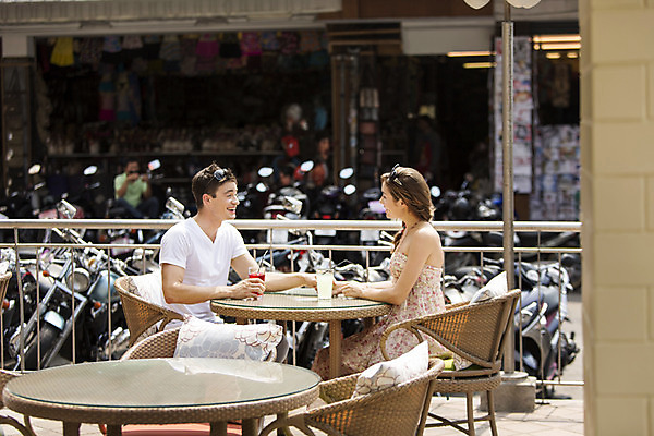 포토 JPG 주간 서양인 외국인 백인 해외기획촬영 라이프스타일 커플 여자 남자 행복 여유 음료 커플라이프 여행 의자 데이트 탁자 휴식 함께함 대화 2014년태국 미소 사람 앉기 상반신 20대 성인 야외 두명 옆모습 선글라스 주스 즐거움 청년만 성인만 국내포토 자연요소 감정 안경 뷰포인트 가구 컨셉 관계 모션 표정 말하기 인종 청년 생활 파일형식