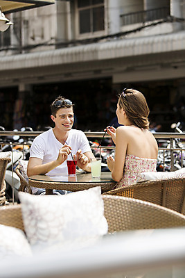 포토 JPG 주간 서양인 외국인 백인 해외기획촬영 라이프스타일 커플 여자 남자 행복 여유 음료 커플라이프 여행 의자 데이트 탁자 휴식 함께함 2014년태국 미소 사람 앉기 상반신 20대 성인 야외 두명 앞모습 뒷모습 선글라스 주스 즐거움 청년만 성인만 국내포토 자연요소 감정 안경 뷰포인트 가구 컨셉 관계 모션 표정 인종 청년 생활 파일형식