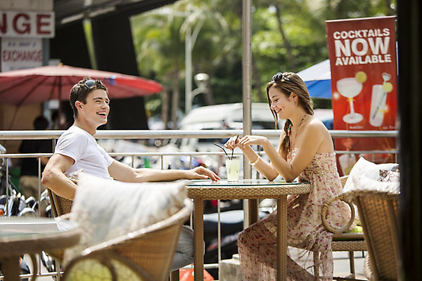 포토 JPG 주간 서양인 외국인 백인 해외기획촬영 라이프스타일 커플 여자 남자 행복 여유 음료 커플라이프 여행 의자 데이트 탁자 휴식 함께함 2014년태국 미소 사람 앉기 상반신 20대 성인 야외 두명 옆모습 선글라스 주스 즐거움 청년만 성인만 국내포토 자연요소 감정 안경 뷰포인트 가구 컨셉 관계 모션 표정 인종 청년 생활 파일형식