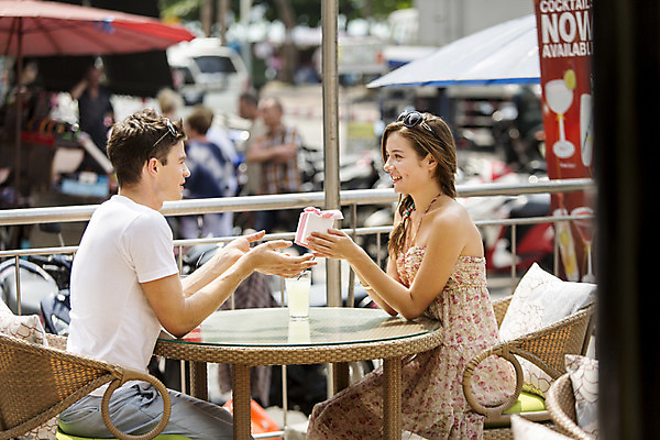 포토 JPG 주간 서양인 외국인 백인 해외기획촬영 라이프스타일 커플 여자 남자 행복 여유 음료 커플라이프 여행 프로포즈 의자 데이트 탁자 휴식 함께함 2014년태국 선물 미소 사람 앉기 상반신 20대 성인 야외 두명 옆모습 선물상자 선글라스 주스 카페 기쁨 즐거움 주기 획득 청년만 성인만 국내포토 자연요소 감정 안경 뷰포인트 가구 컨셉 관계 모션 표정 인종 청년 생활 상자 상점 파일형식